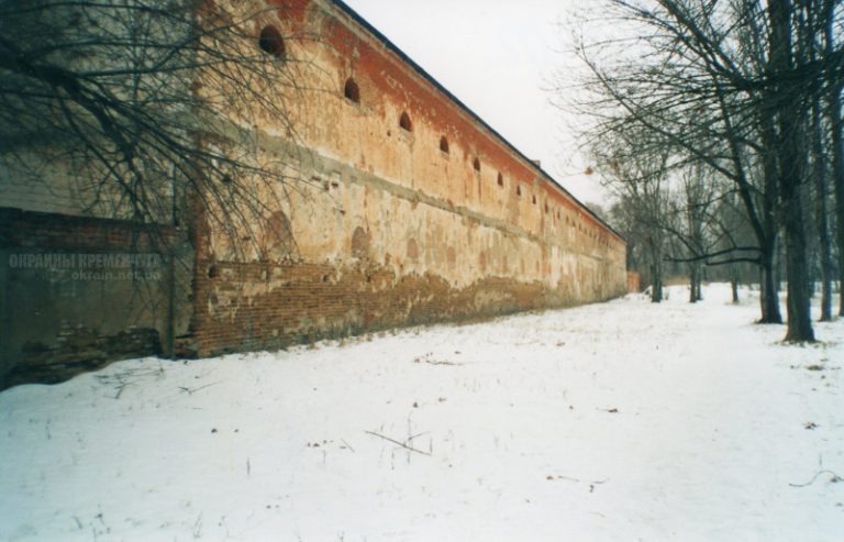 Південна стіна інтендантських складів Крюків 2002 фото 1985