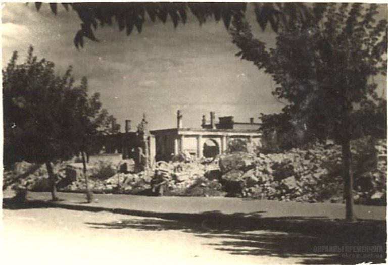 Зруйнована будівля Міської Думи Кременчук 1943 рік - фото № 1996