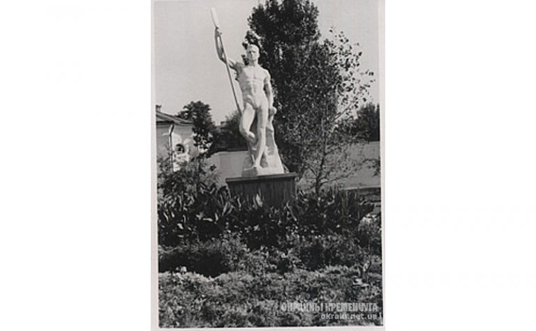 Скульптура «Мужчина с веслом» Кременчуг 27 сентября 1941 год - фото № 2002