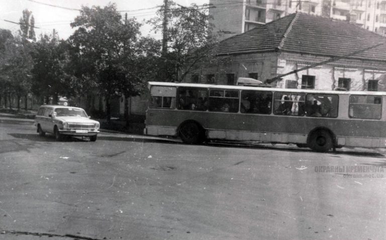 Угол улиц Пролетарской и Красина Кременчуг 1993 год фото номер 2075