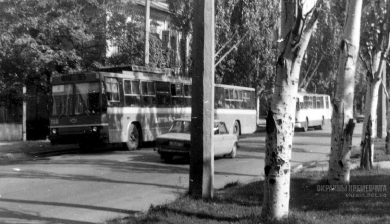 Улица Первомайская, остановка троллейбуса улица Победы Кременчуг 1993 год фото номер 2086