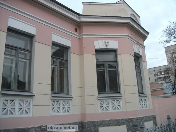 Фотография сохранившегося дореволюционного особняка генерала Гутовского  в Кременчуге