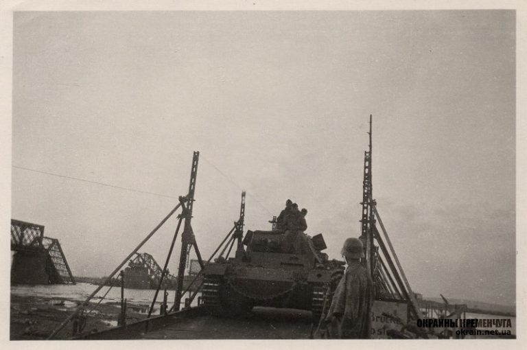 Танк Pz.Kpfw.III Ausf.F на понтонной переправе Кременчуг 1941 год фото номер 2023