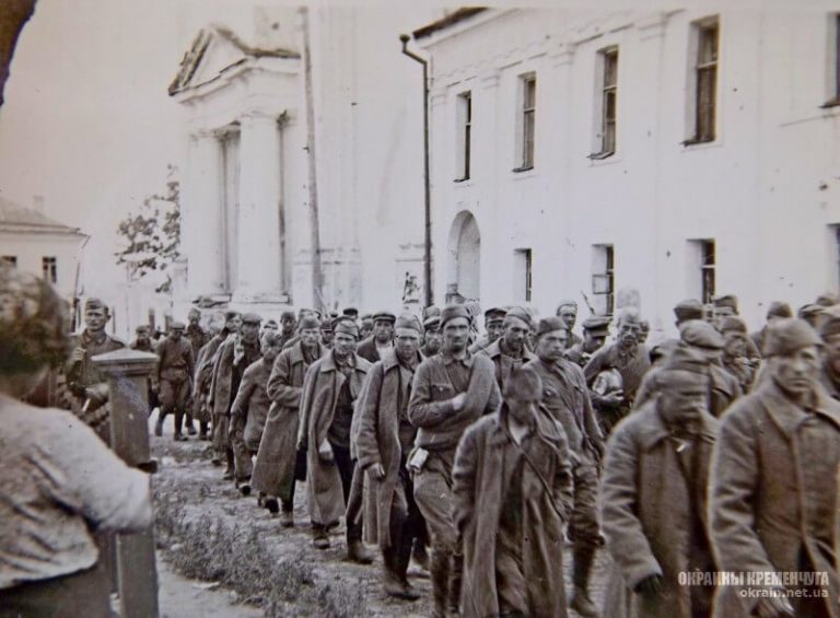 Колонна военнопленных солдат РККА Кременчуг 1941 год фото номер 2156