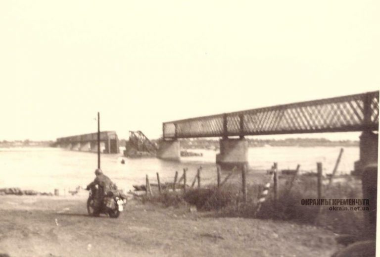 Связной-мотоциклист вермахта (Kradmelder) в Кременчуге 1941 год фото номер 2186