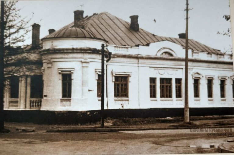 Жилой особняк в стиле неоклассицизма в Кременчуге 1970-е фото номер 2190