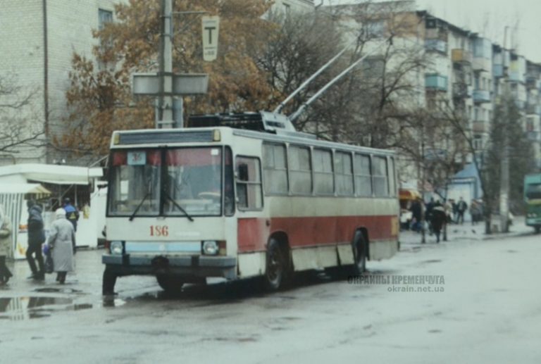 Троллейбус Зб на остановке Центр в Кременчуге 1990-е фото номар 2193