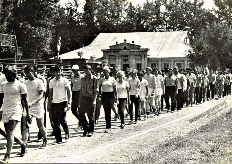 Спартакиада на стадионе Вагоностроитель 1960-е фото номер 2256
