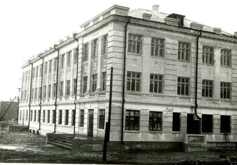 Школа №3 в Кременчуге 1950 год фото номер 2349