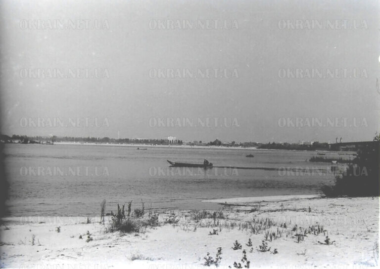 Пляж біля човнової станції №1 Крюків 1979 рік фото 2357
