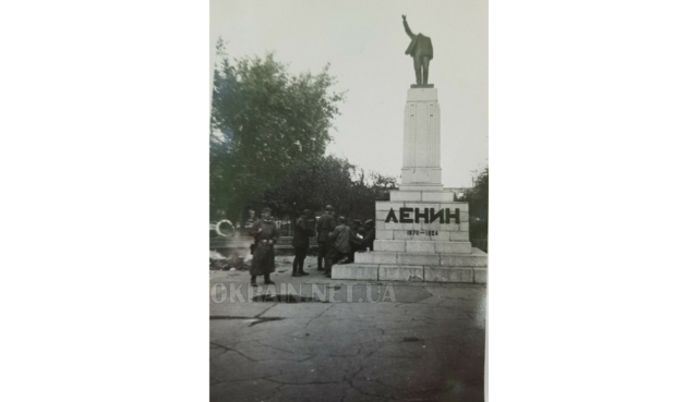 Памятник в Биржевом сквере Кременчуг фото номер 2365