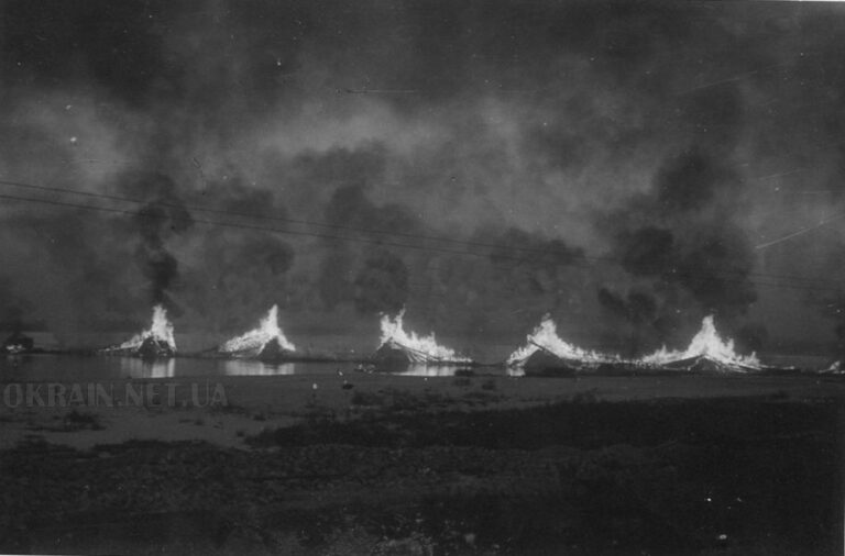 Разрушенный деревянный мост в Кременчуге 1943 год фото 2375