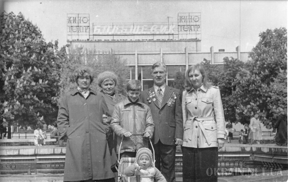 Напротив кинотеатра Большевик 1983 год фото номер 2376