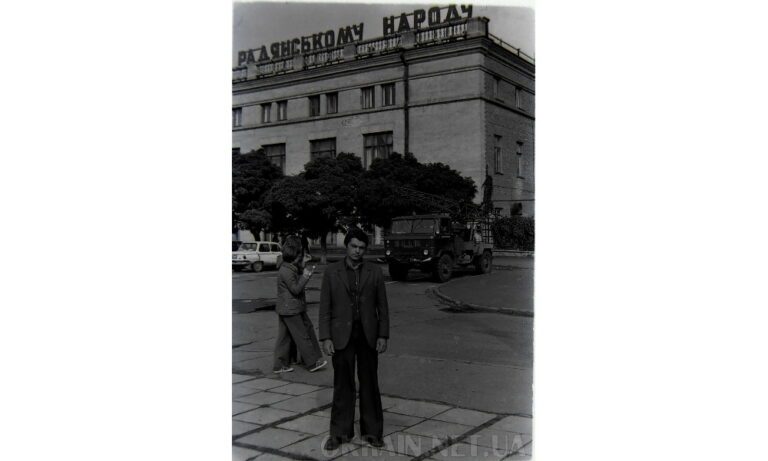 Возле Дома Торговли в Кременчуге 1978 год фото 2380
