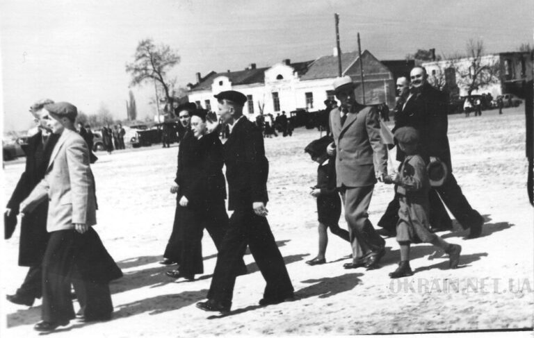 Колонна машиностроительного техникума 1 мая 1954 год фото 2383
