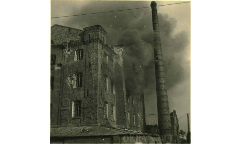 Фотография горящего здания лесопилки в Крюкове, Кременчуг 1941 год