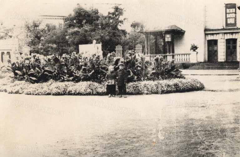Біля кінотеатру Дніпро 1950-е фото номер 2401