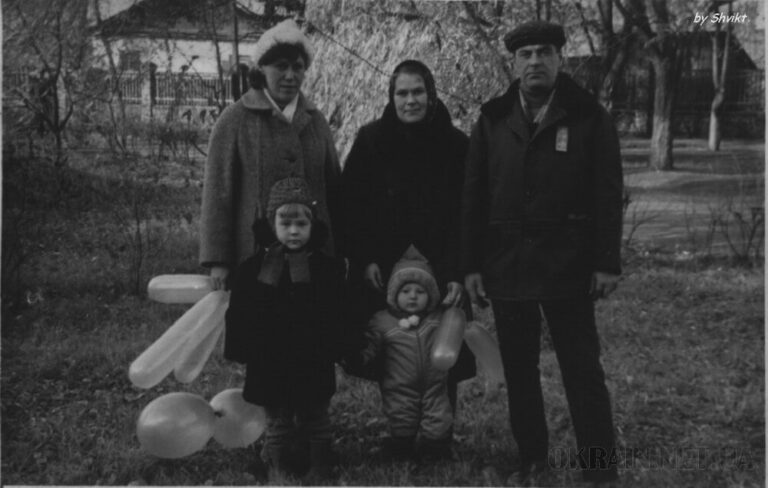 В сквере клуба Электростанции 1969 год фото 2450