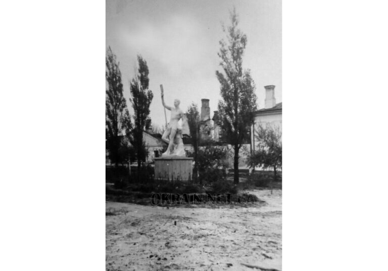 Скульптура біля набережної Кременчук фото 2460