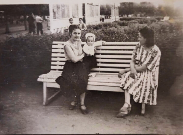 На лавці у Жовтневому сквері 1957 рік фото 2514