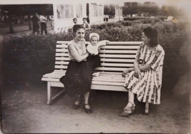 На лавці у Жовтневому сквері 1957 рік фото 2514