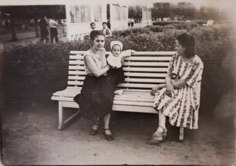 На лавці у Жовтневому сквері 1957 рік фото 2514
