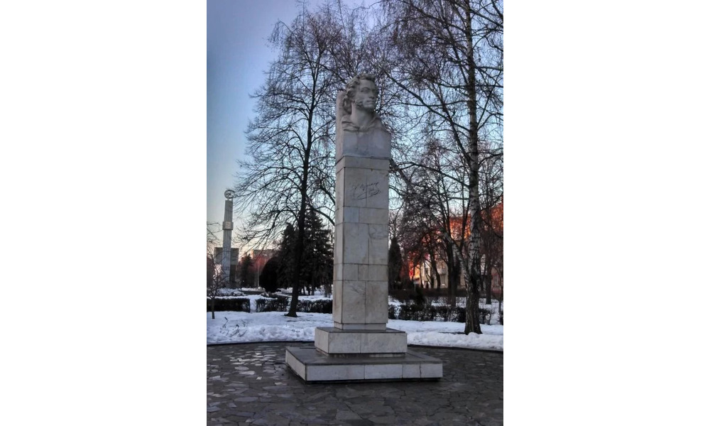 У Кременчуці демонтували пам'ятник Пушкіну
