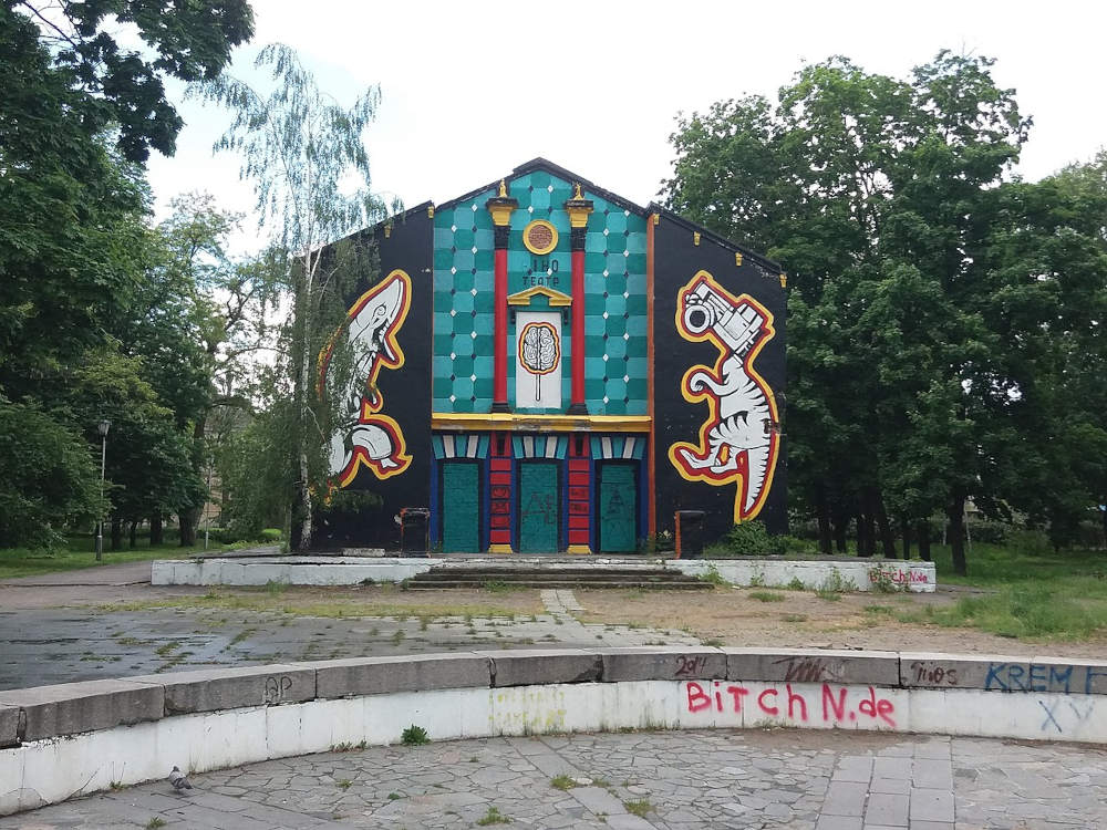 Літній кінотеатр у сквері у 2017 році Джерело фото: ru.wikipedia.org