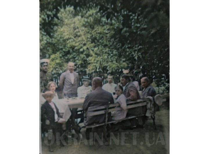 Сімейне чаювання в саду садиби Шуйських 1915 рік фото 2577
