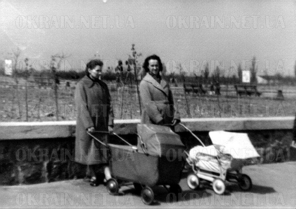 Мами з колясками в Придніпровському парку 1960-ті роки фото 2597