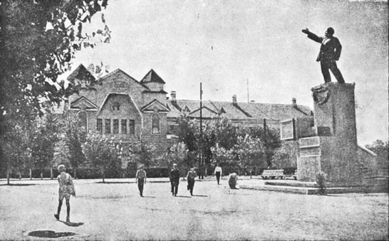 Сквер біля клубу ім. Котлова, 1937-38-й рік фото №2745