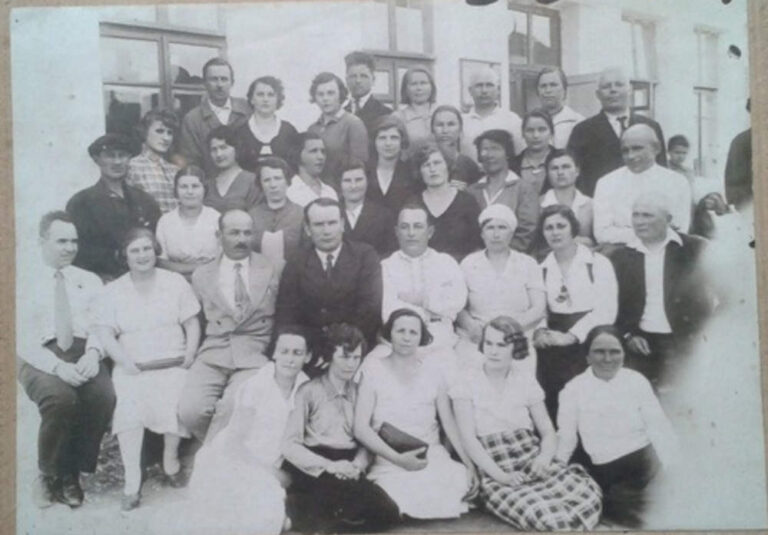Колектив поліклініки вагонзаводу Крюків 1937 рік фото №2748