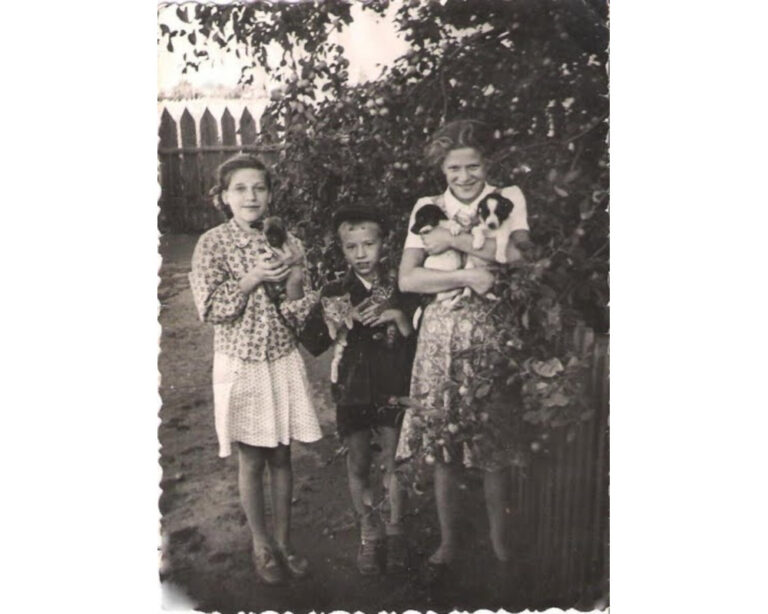 У сусідньому дворі Кременчук 1956 рік фото №2806