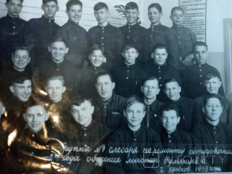 Слюсарі з ремонту обладнання, Крюків, 1956 рік фото №2839