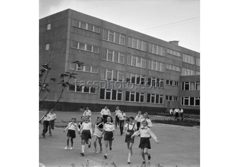 Середня школа №30 у Кременчуці 1976 рік фото №2851