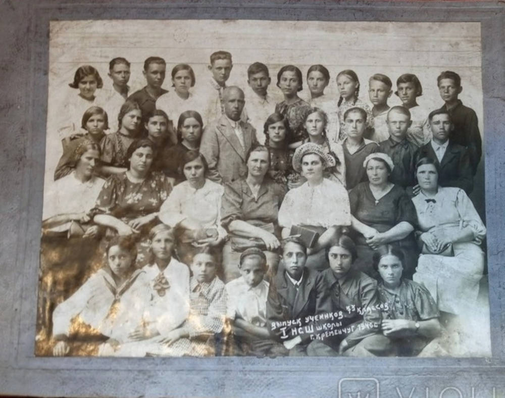 Випуск учнів 7-х класів 1 школи 1940 рік фото №2856