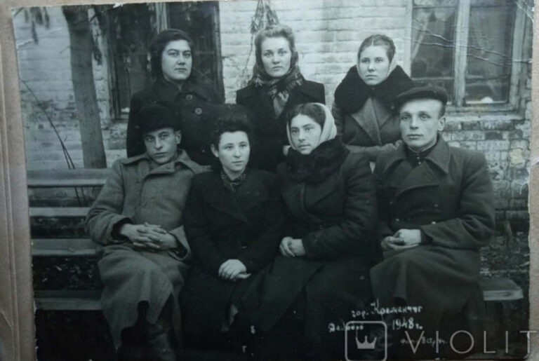 Студенти біля гуртожитку №22 Кременчук 1948 рікфото №2858