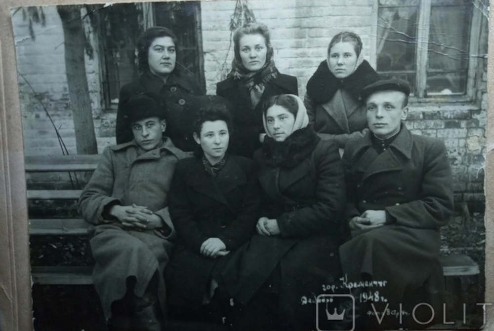 Студенти біля гуртожитку №22 Кременчук 1948 рікфото №2858