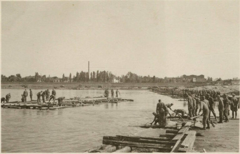 Будівництво переправи з острова Великий Кременчук 1941 рік фото №2865