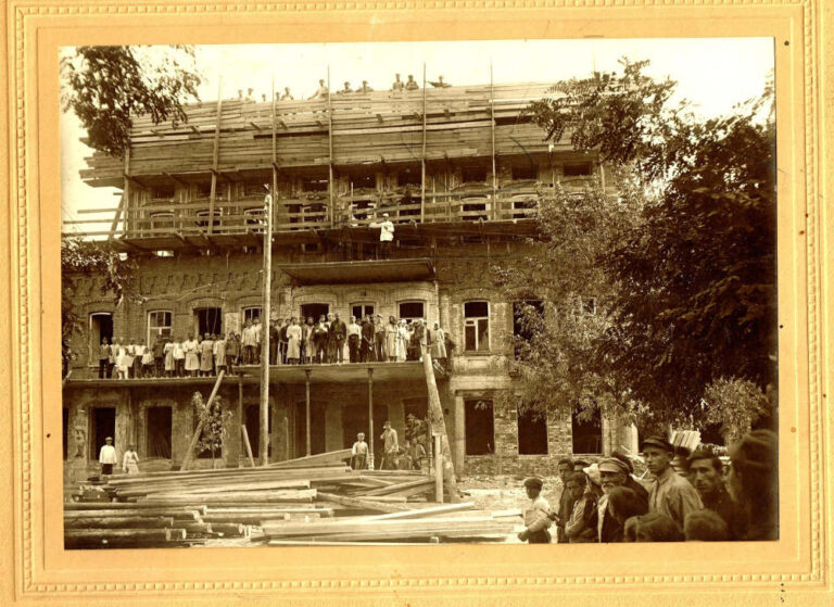 Будівельники на лісах Будинку Кременчуцького окрвиконкому 1927 рік фото №2880