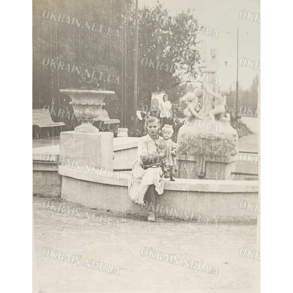 Біля фонтану в парку КВБЗ Крюків 1953 рік фото №2900