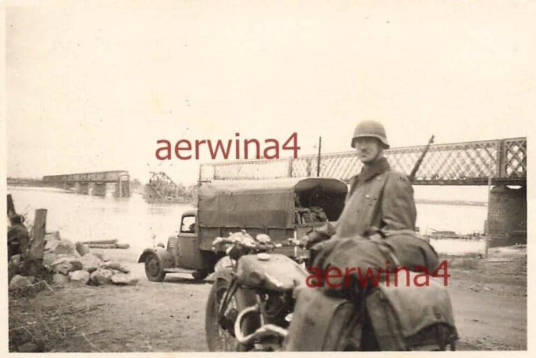 Німецький мотоцикліст біля мосту в Кременчуці 1941 рік фото №2905