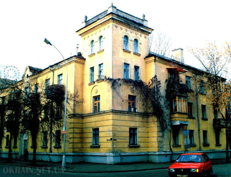 Будинок на перехресті вулиць Кременчук 1995 рік фото №2941