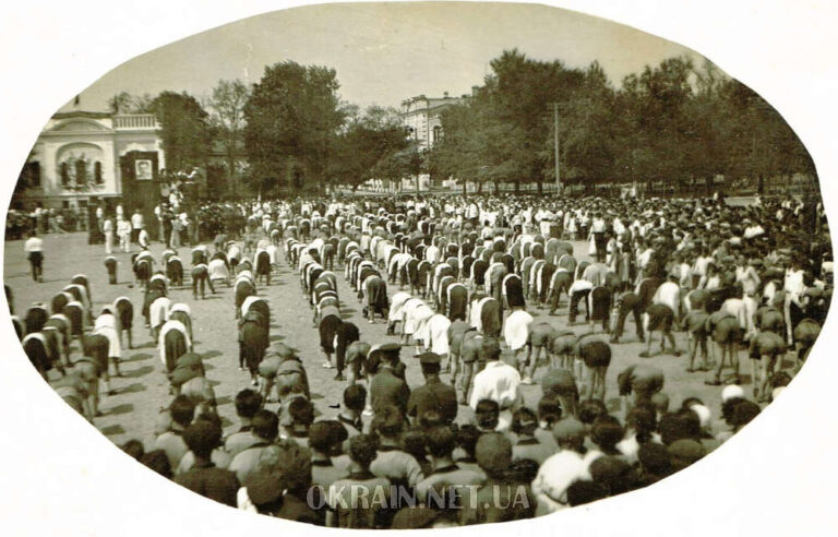 Виступ молоді на Першотравневiй демонстрацii 1934 рік фото №2975