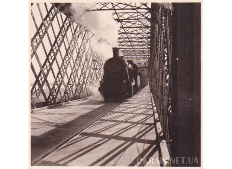Потяг їде по Крюківському мосту 1942 рік фото №3004