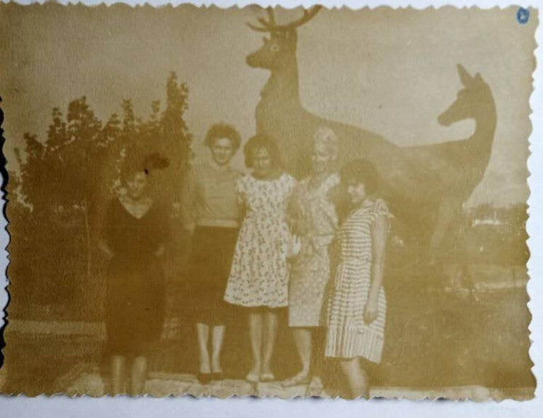 Дівчата біля скульптурної групи "Олені" Кременчук, 1962 рік фото №3048