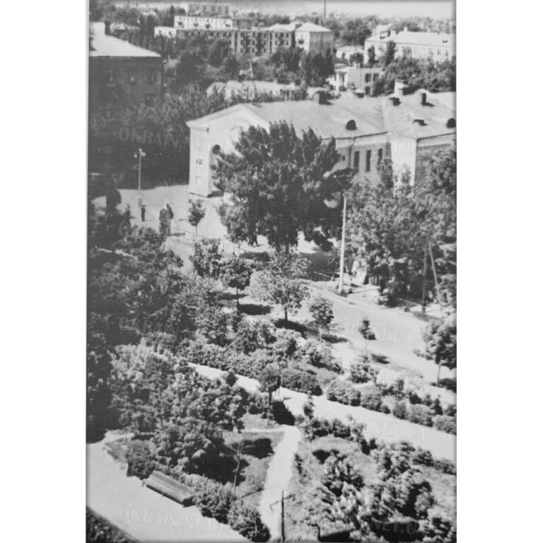 Сквер Жовтневий (нині сквер імені О.Бабаєва) 1964 рік фото №3117