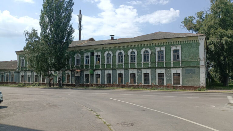 Стара будівля колишньої харчосмакової фабрики на вулиці Сумський, навпроти молокозаводу