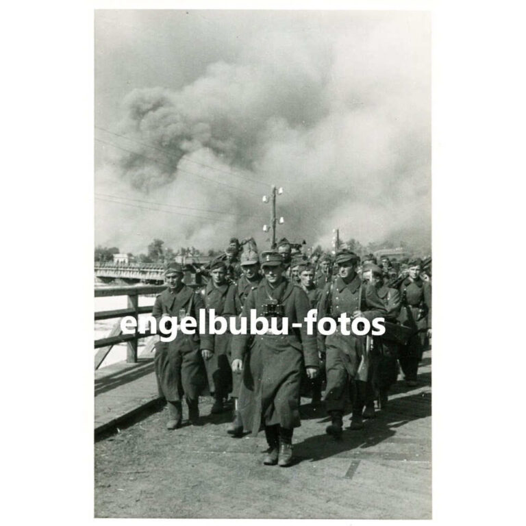Німці відступають з палаючого Кременчука,, 1943 рік фото №3185