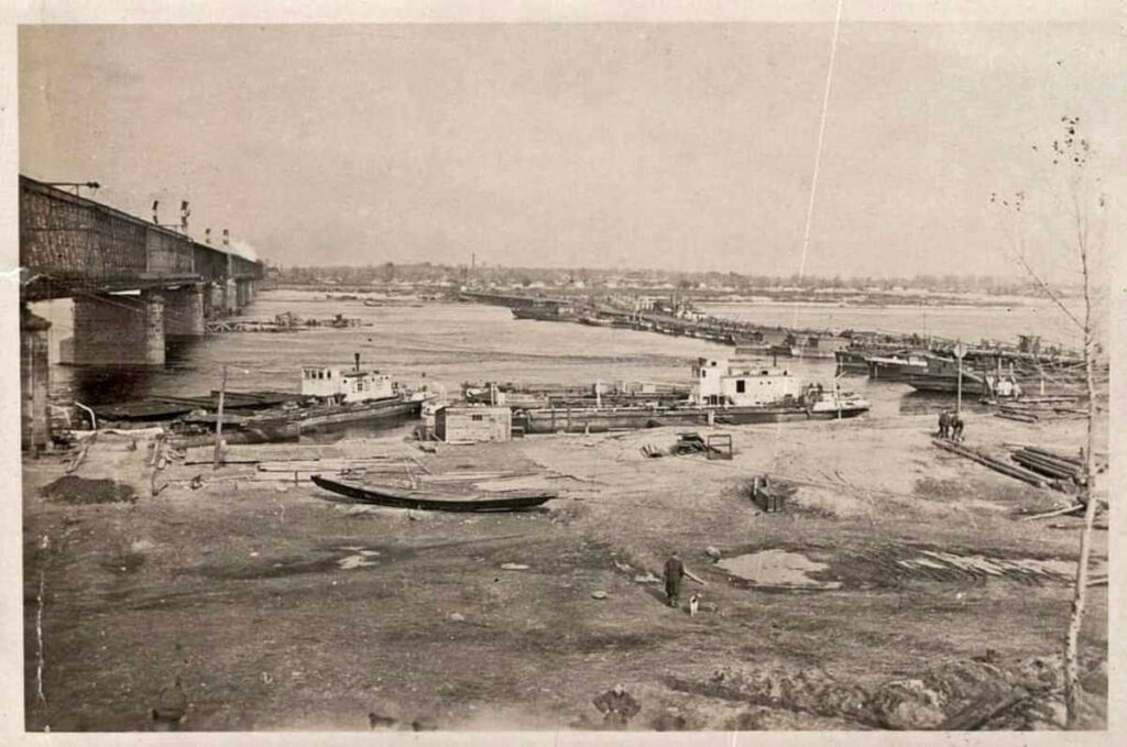 Берег Крюкова: міст та річкові судна, 1941 рік фото №3264
